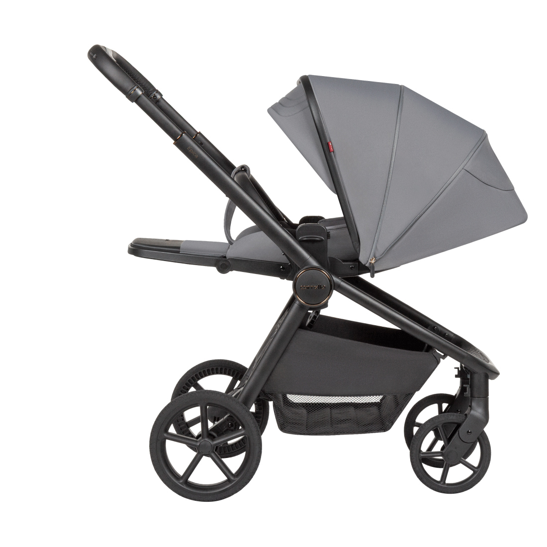 Uniwersalny wózek Epica 3 w 1 2025 nie zajmuje dużo miejsca po złożeniu.